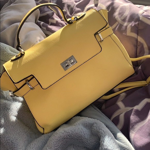 Yellow cross body bag with Handel. - Picture 1 of 2